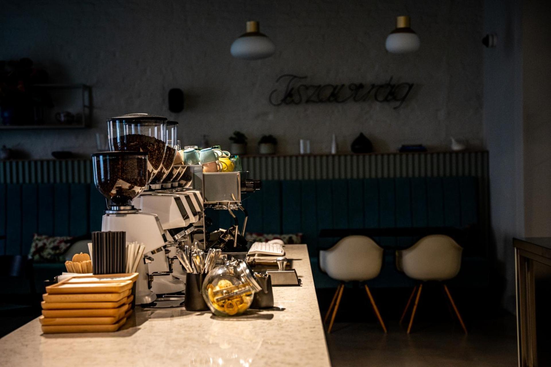 Hotel Tiszavirag Szeged Extérieur photo